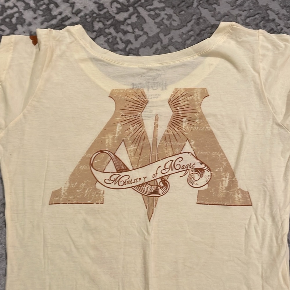 Women’s ministry of magic T-shirt never worn. New, with tags attached
